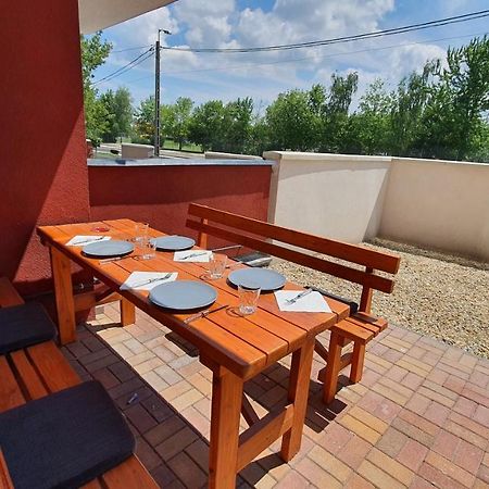 Aqua Apartman Tiszaújváros エクステリア 写真