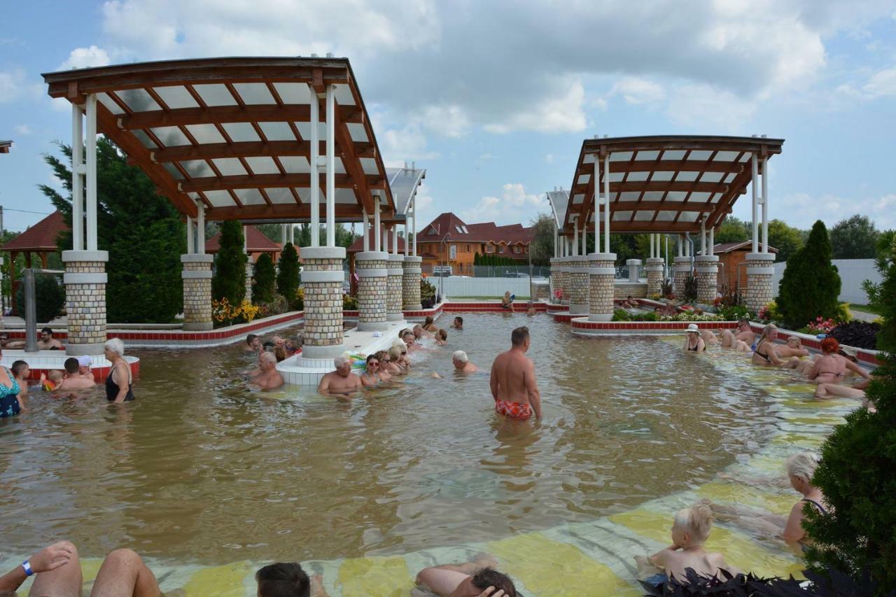 Aqua Apartman Tiszaújváros エクステリア 写真